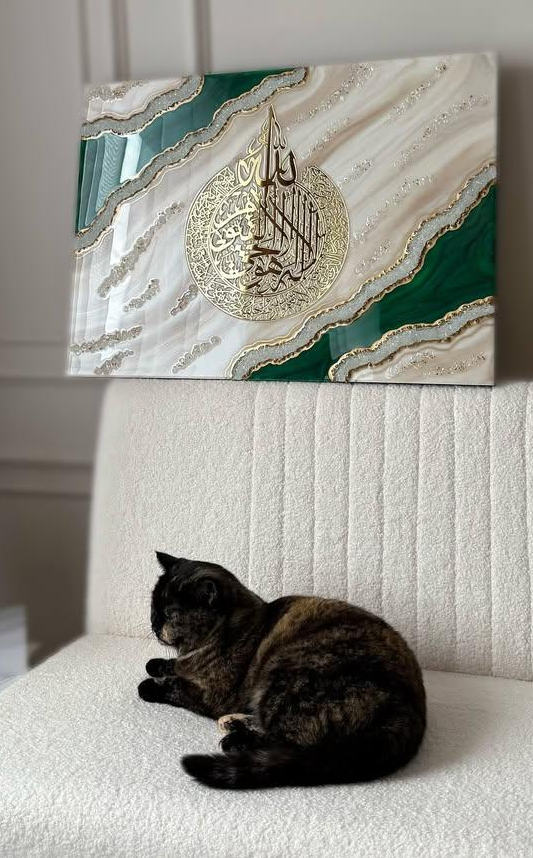 Une présence élégante et apaisante dans votre intérieur — Ayat Al-Kursi sublimée dans une composition raffinée aux tons vert émeraude, ivoire et or.