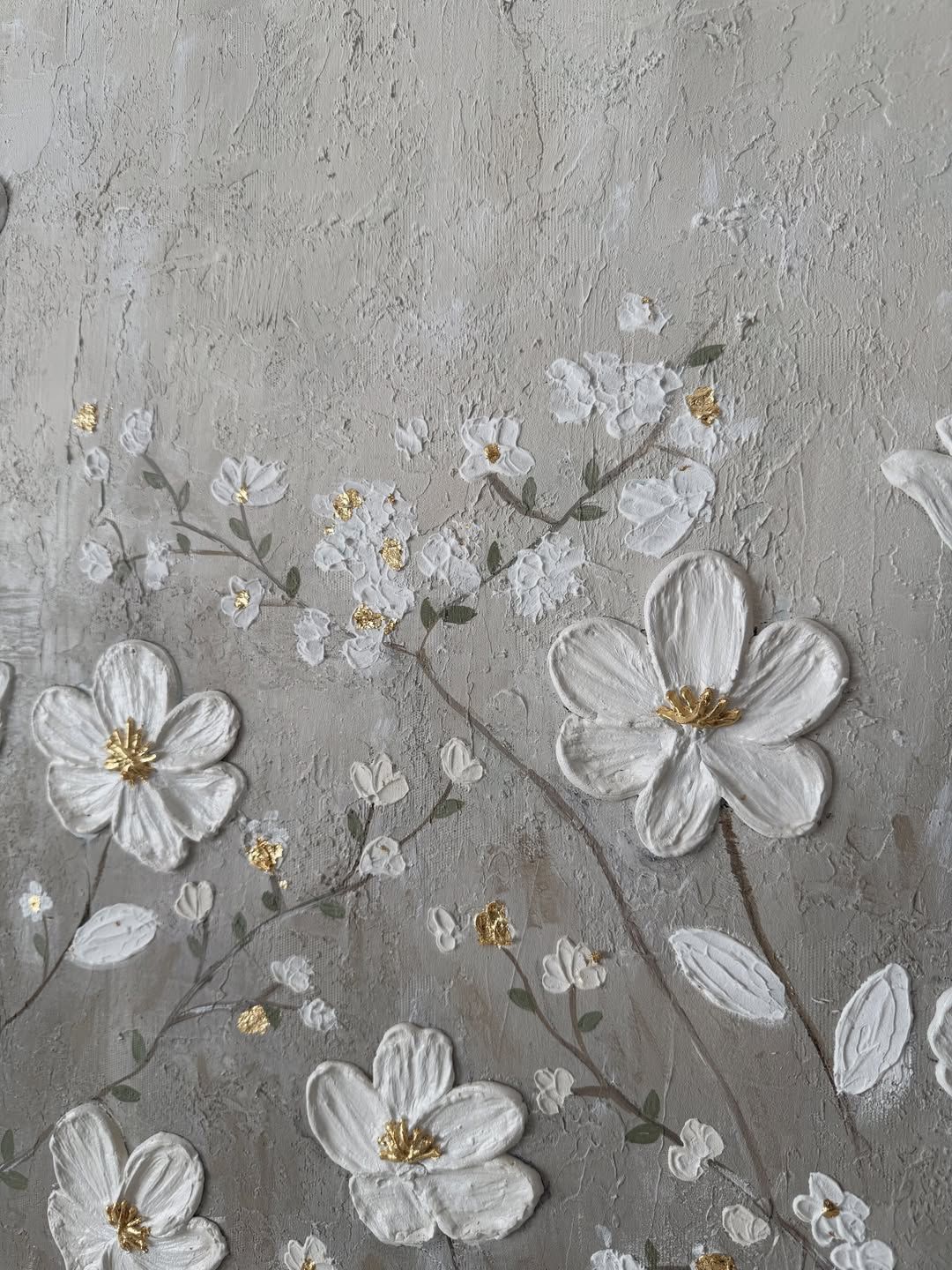 Gros plan sur le travail artisanal en relief 3D, où chaque fleur est sculptée et façonnée à la main pour offrir une texture unique et un rendu délicatement raffiné.