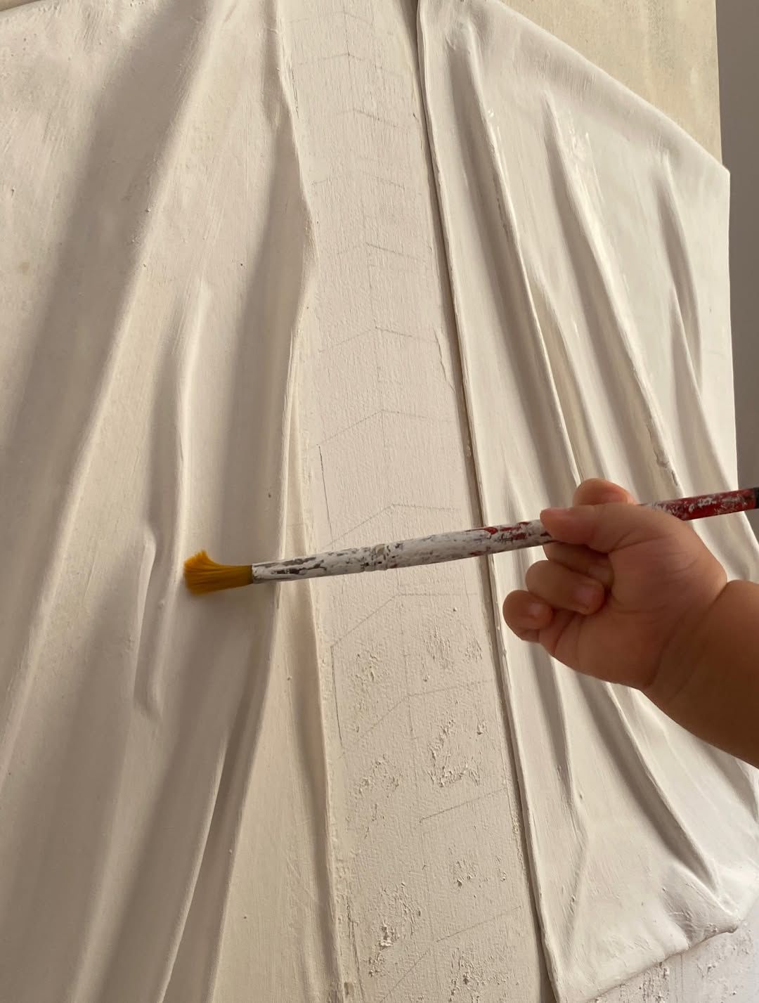 Une toute petite touche, beaucoup d’amour ✨ La fille de notre artiste, âgée de seulement 2 ans, ajoute parfois sa petite touche aux créations Julia Gallery. Un joli moment de complicité qui rend chaque œuvre encore plus spéciale.