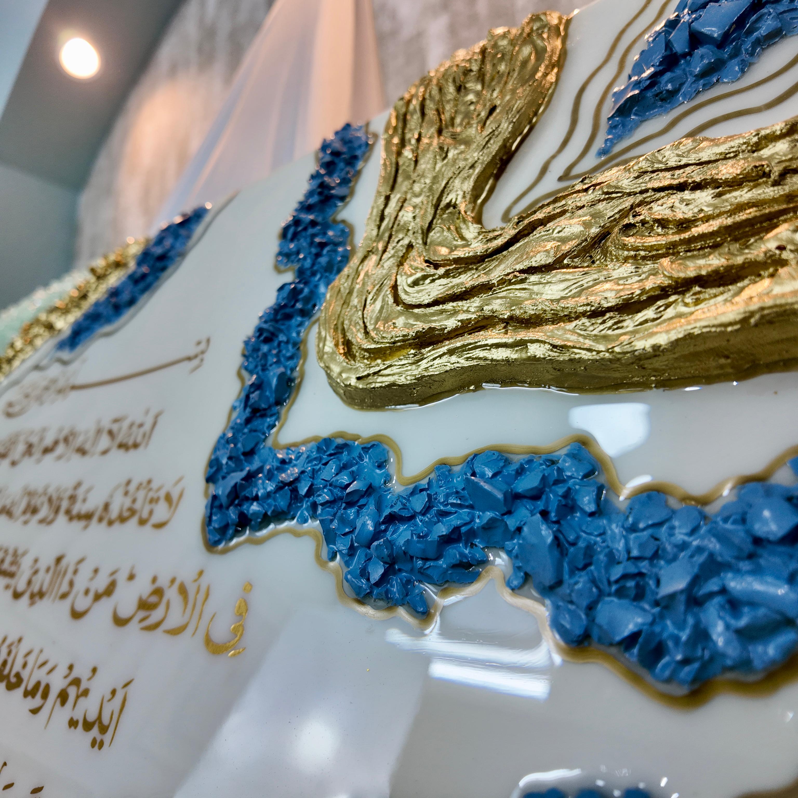 Un détail qui révèle toute la richesse du tableau : relief doré en 3D, incrustations bleues texturées et finition brillante pour un rendu précieux et raffiné.