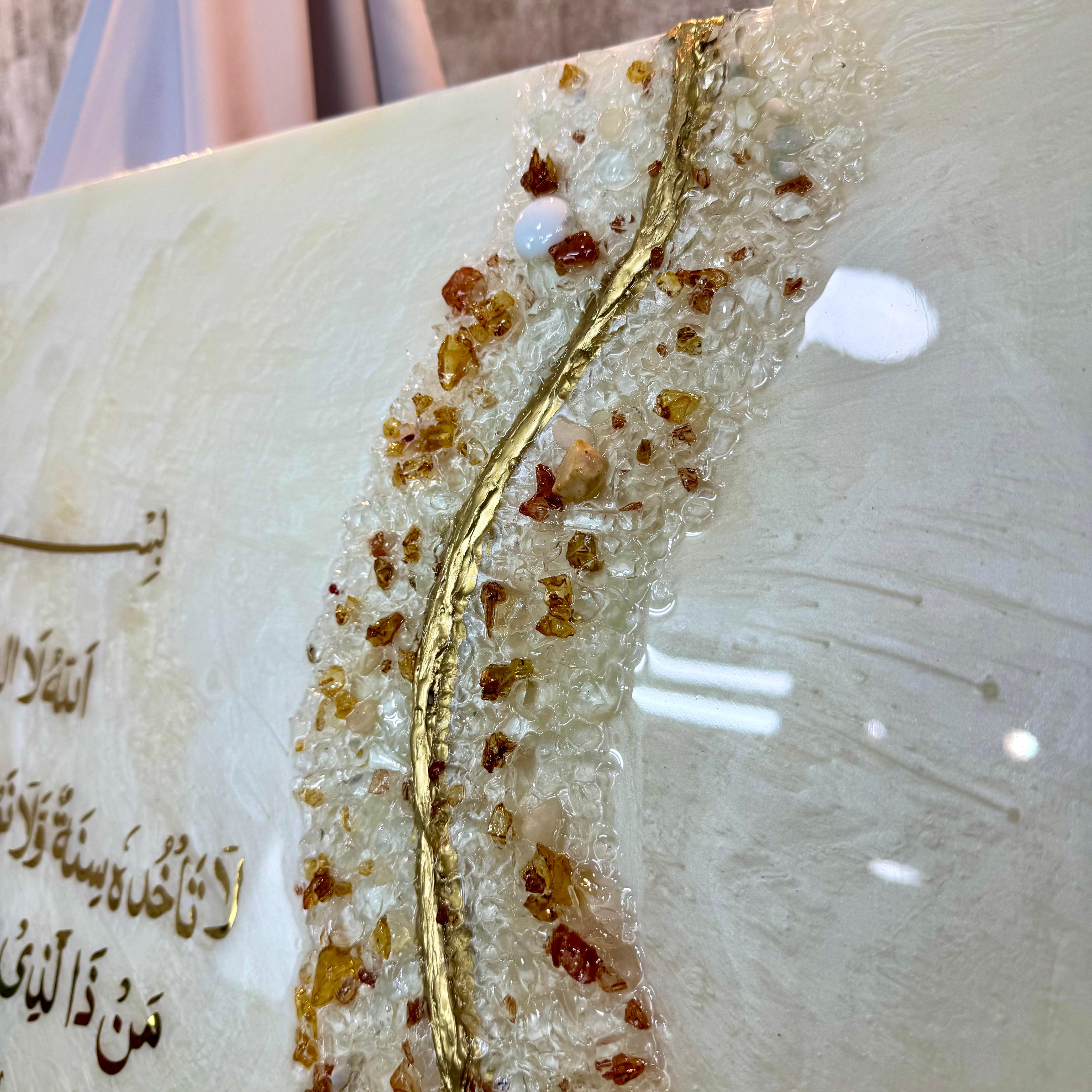 Un détail qui révèle toute la finesse du travail artisanal : reliefs cristallins, perles, touches minérales et ligne dorée, magnifiés par une résine brillante au rendu lumineux et raffiné.